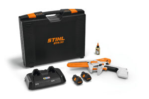 Herramienta de poda STIHL GTA 30, con 2 baterías AS 2 y un cargador AL 5-2