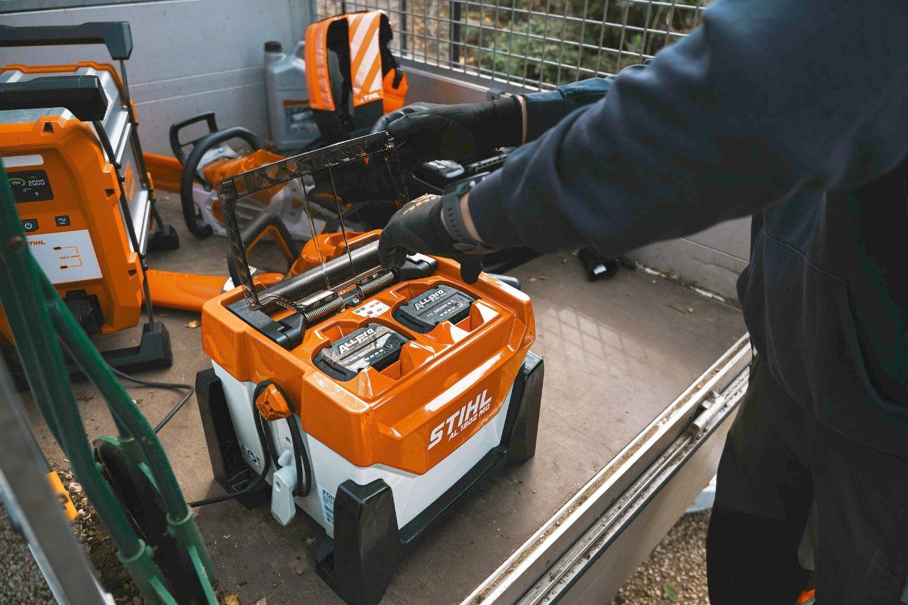 Insertando una batería ALLPRO en el cargador rápido STIHL AL 1802 MO
