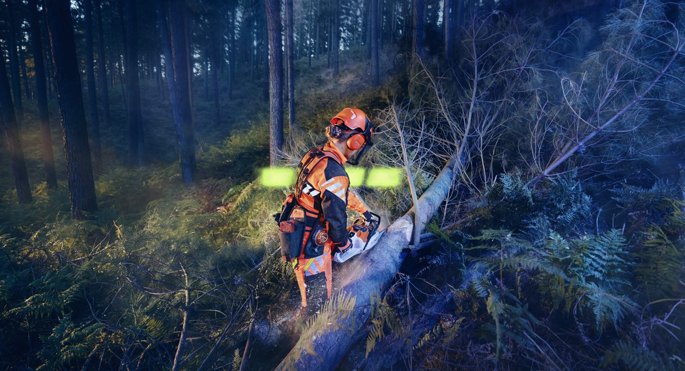 Motosierra STIHL MSA 260 con batería ALLPRO en trabajo forestal
