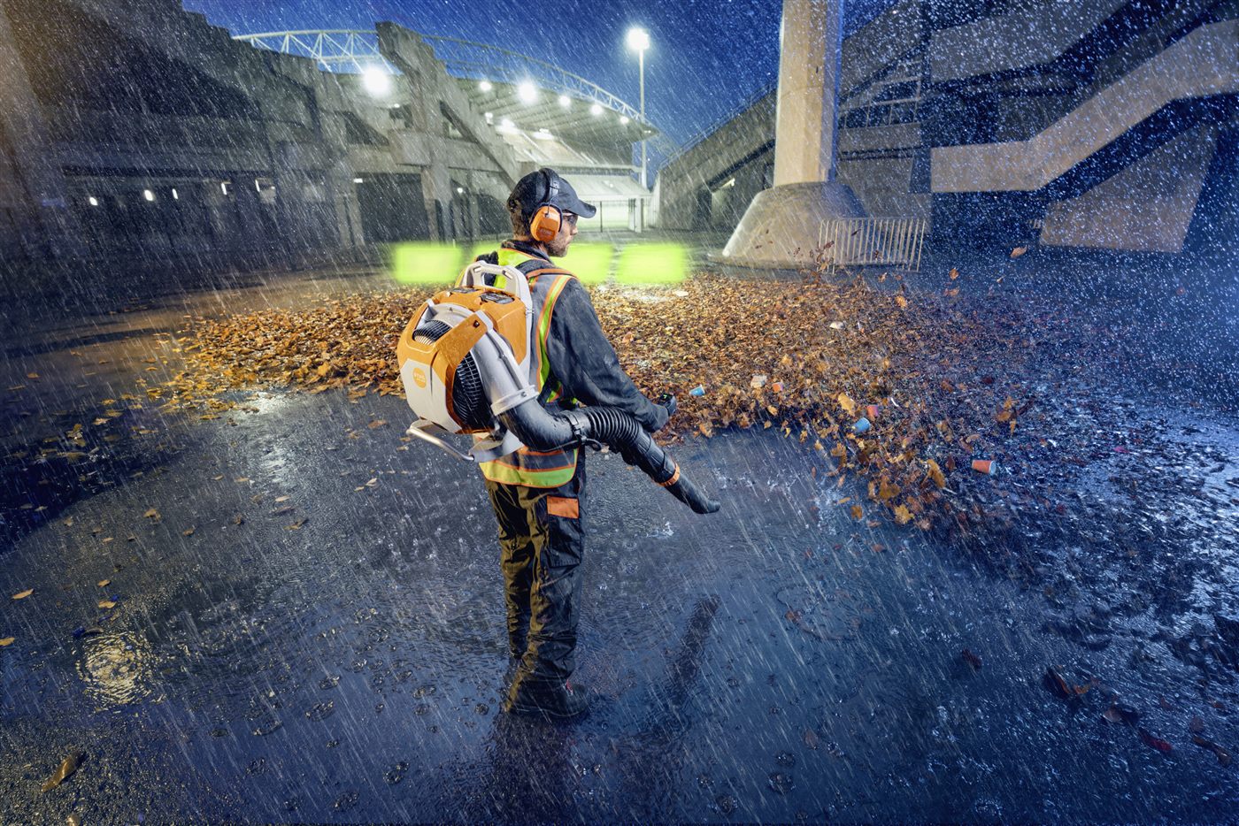 Sopladora STIHL BRA 600 con batería ALLPRO en jardinería