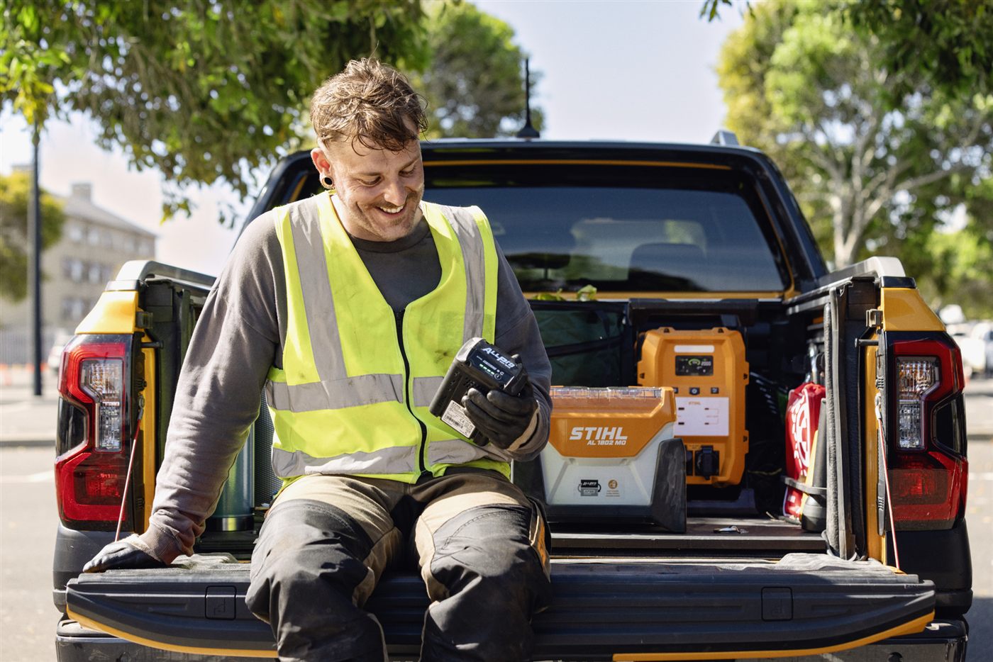 Comprobando la carga de una batería STIHL ALLPRO en el trabajo